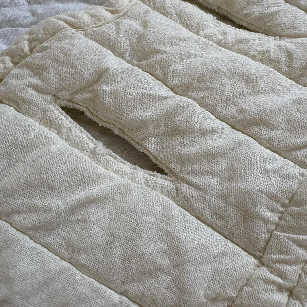 Ivory Quilt Hanging Wall Quilt With Rod Insert Openings Scalloped Edge 44x63